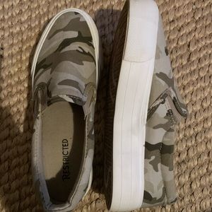 Restricted camo shoes 6.5 good condition